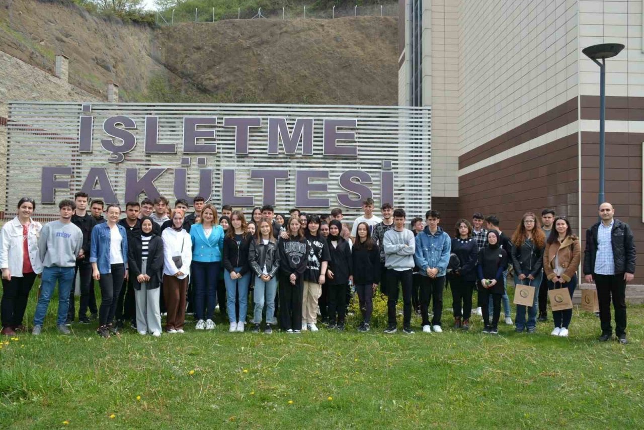 Liseliler Düzce Üniversitesi’nde