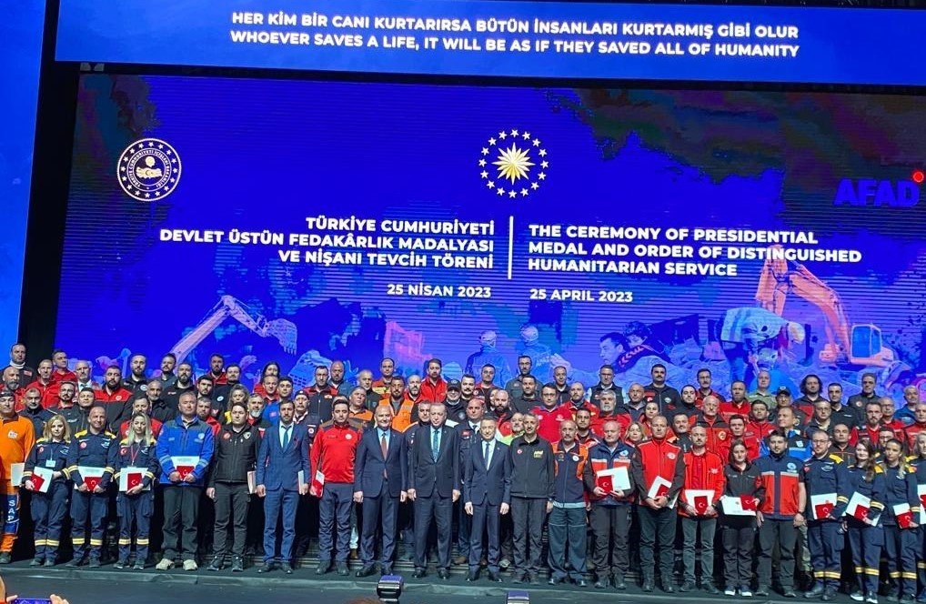 Cumhurbaşkanı Yardımcısı Oktay’dan Eskişehirli arama kurtarma ekiplerine üstün fedakârlık madalyası