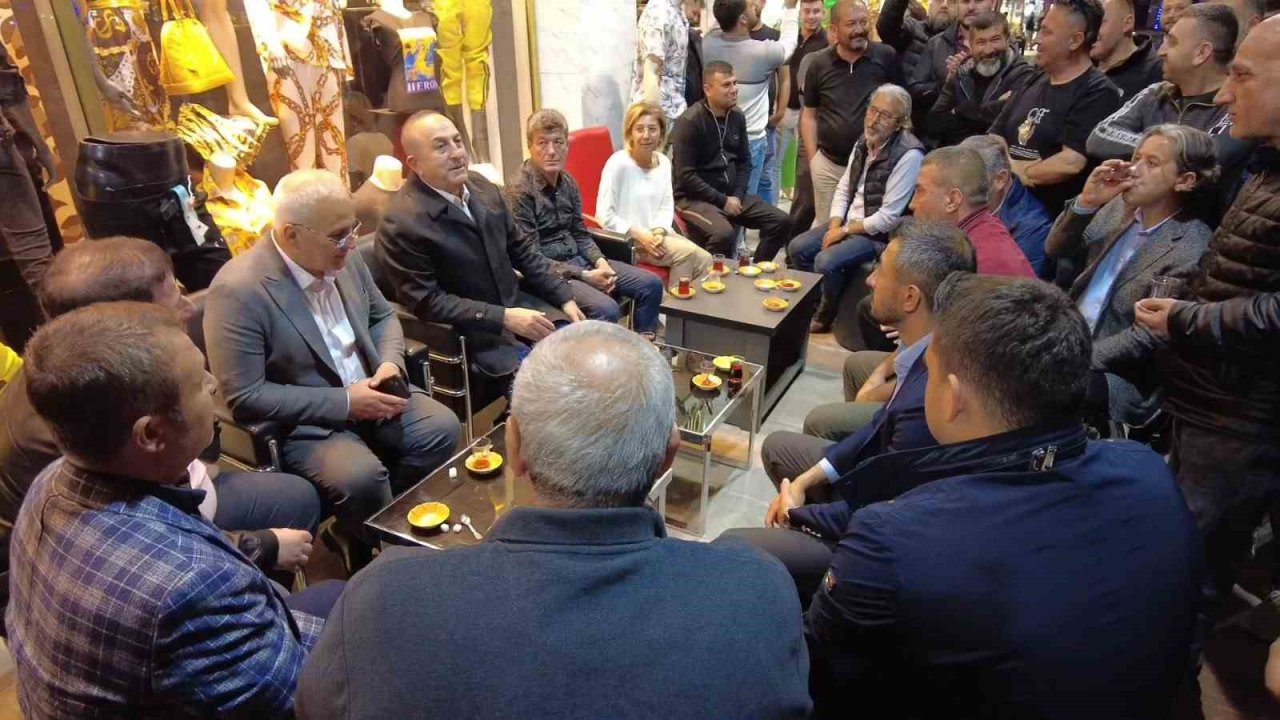 Bakan Çavuşoğlu TOGG ile gezdi, turist ve esnaf yoğun ilgi gösterdi