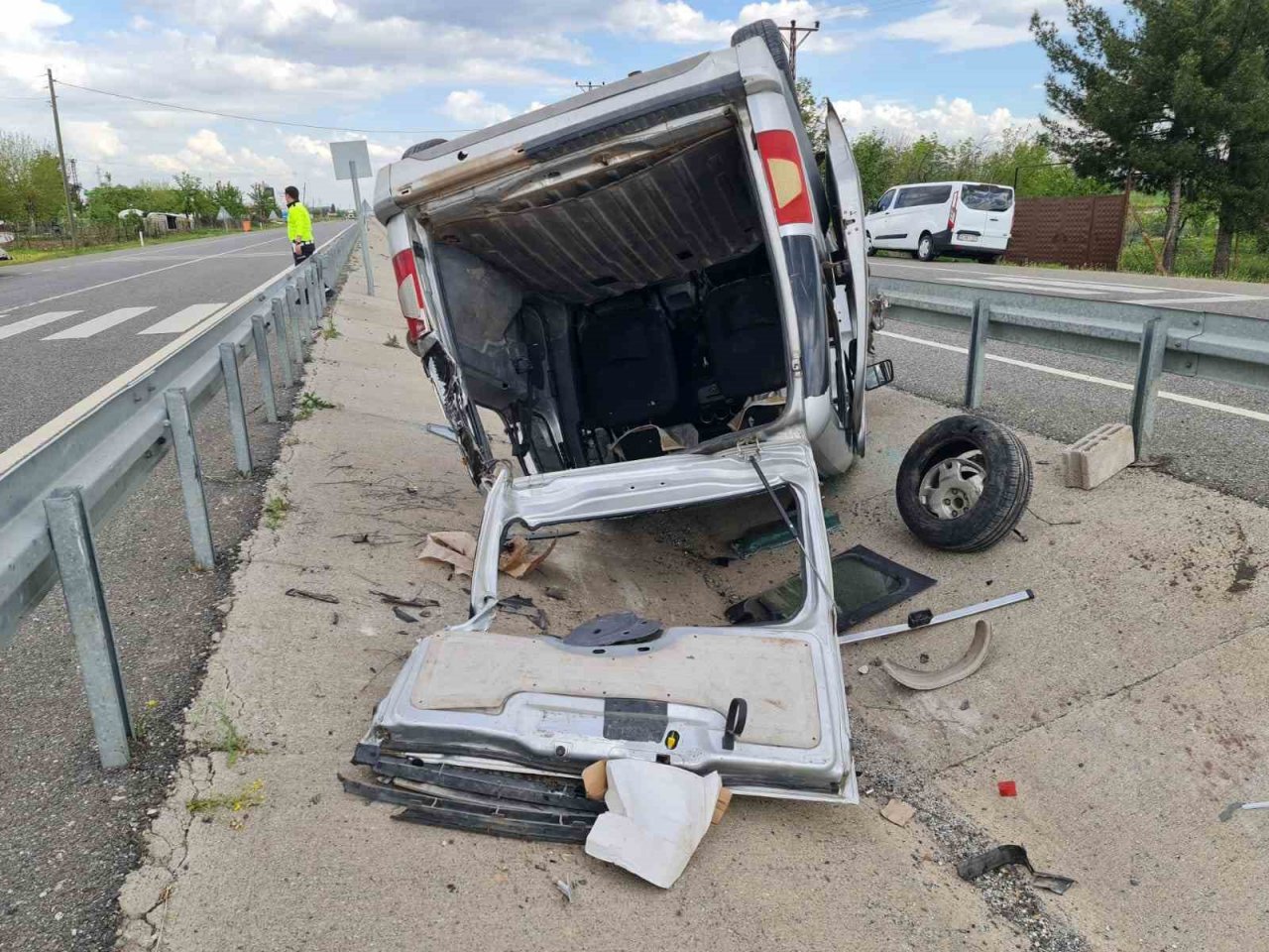 Diyarbakır’da hafif ticari araç takla attı: 1 yaralı
