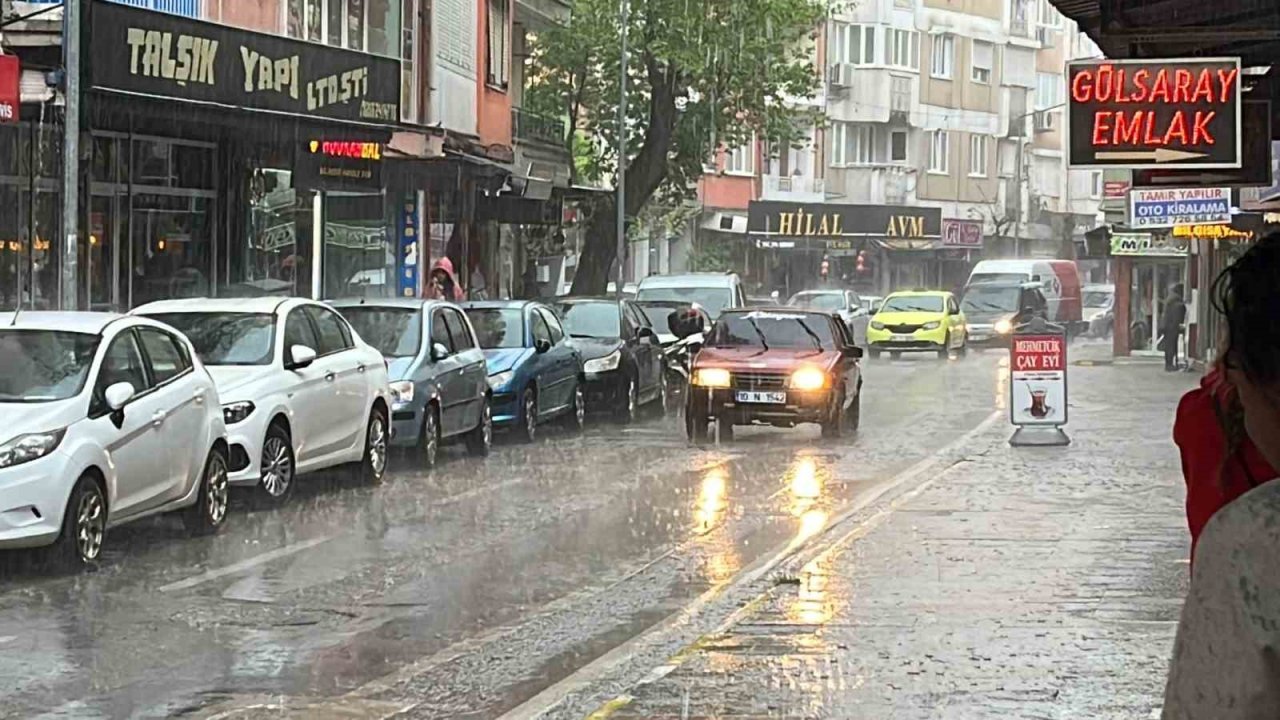 Dün güneşli olan Balıkesir, bugün sağanak yağışa teslim oldu