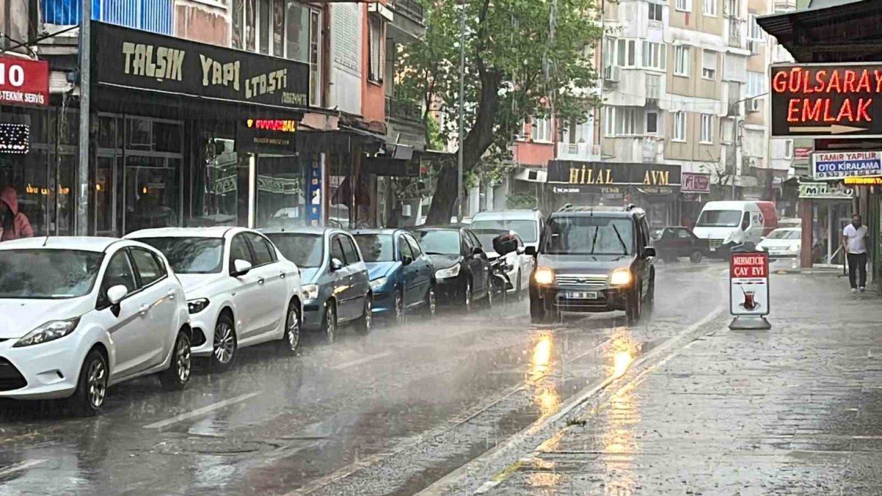 Dün güneşli olan Balıkesir, bugün sağanak yağışa teslim oldu