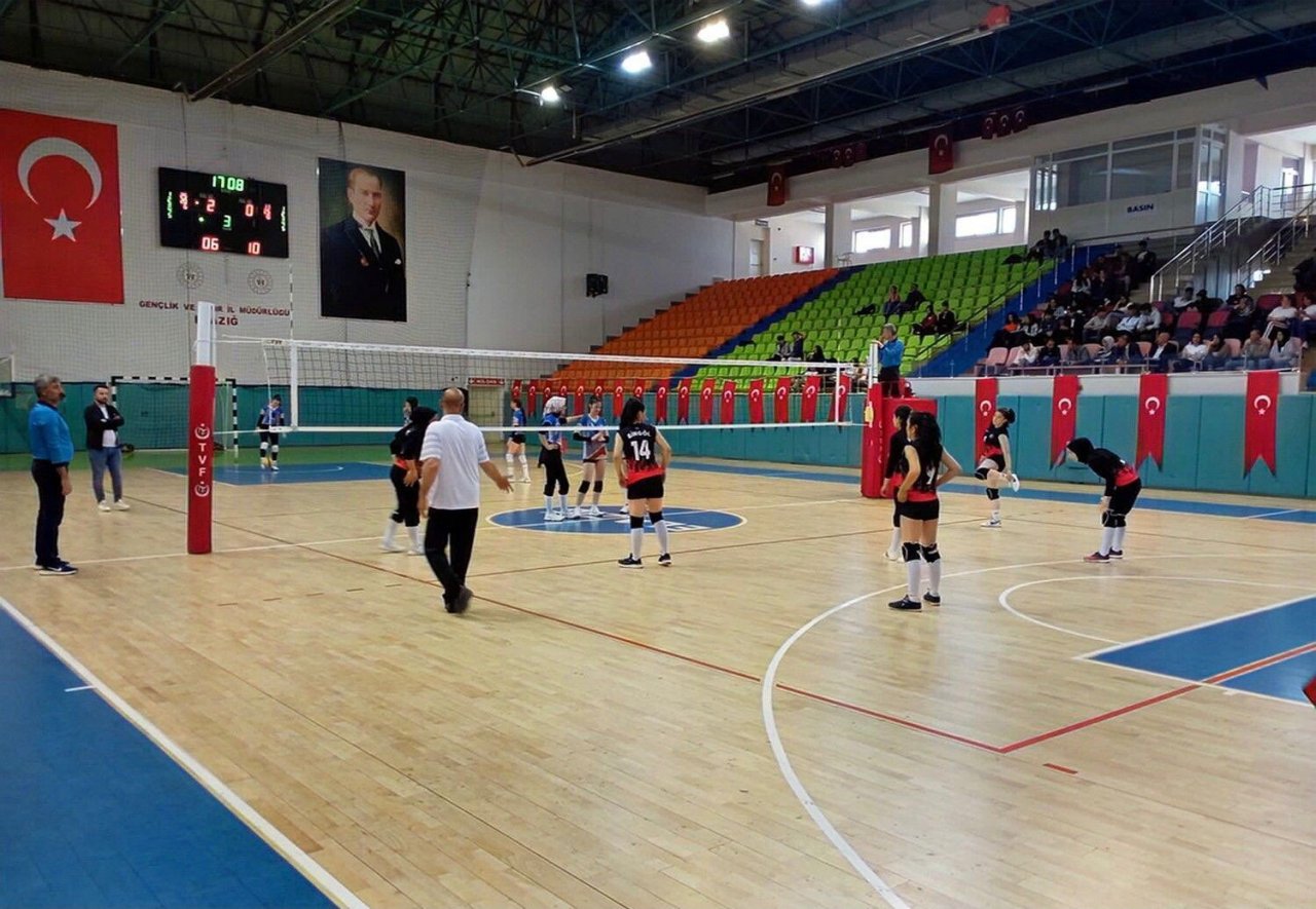 Elazığ’ın ev sahipliğinde voleybol grup müsabakaları başladı