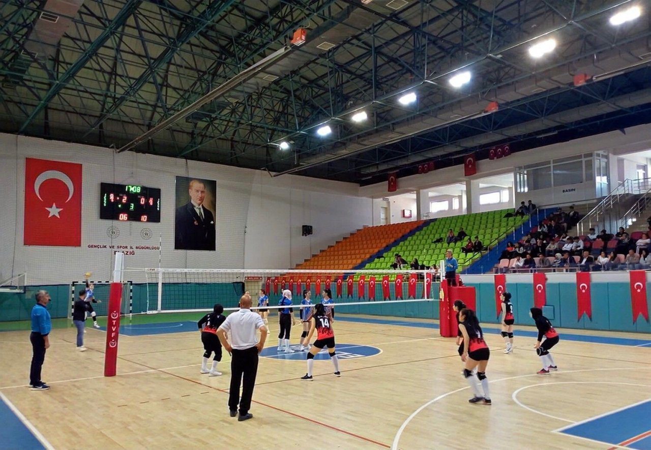 Elazığ’ın ev sahipliğinde voleybol grup müsabakaları başladı