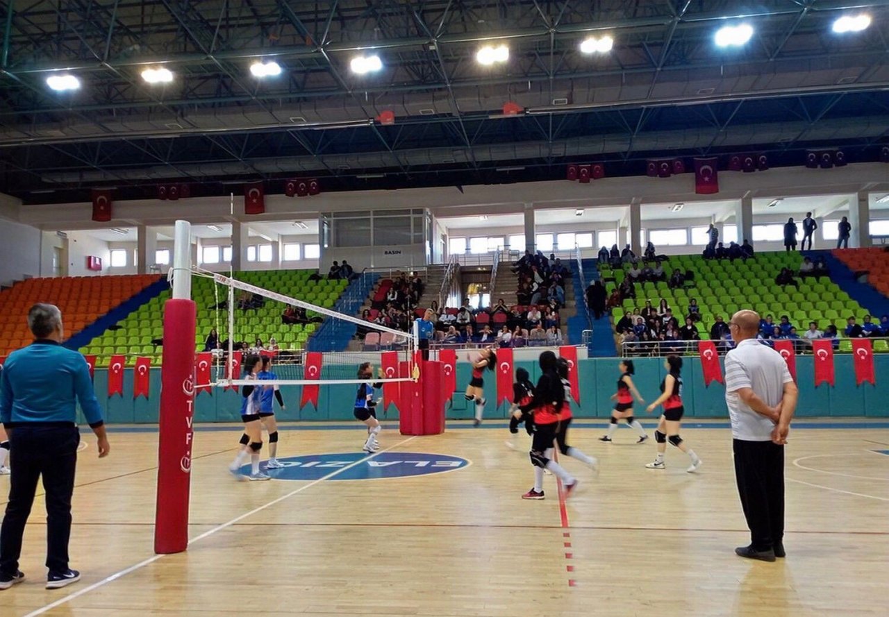 Elazığ’ın ev sahipliğinde voleybol grup müsabakaları başladı