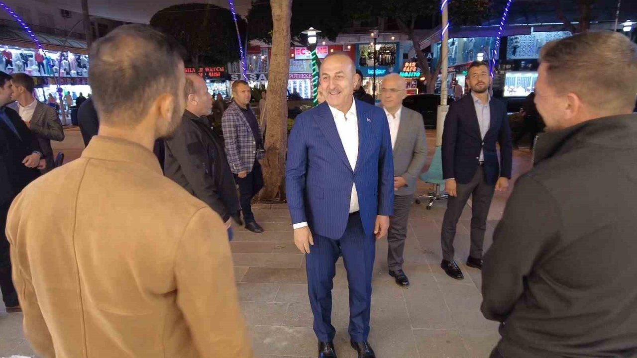 Bakan Çavuşoğlu TOGG ile gezdi, turist ve esnaf yoğun ilgi gösterdi