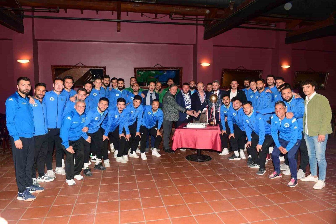 Anadolu Üniversitesi şampiyonluk pastasını kesti