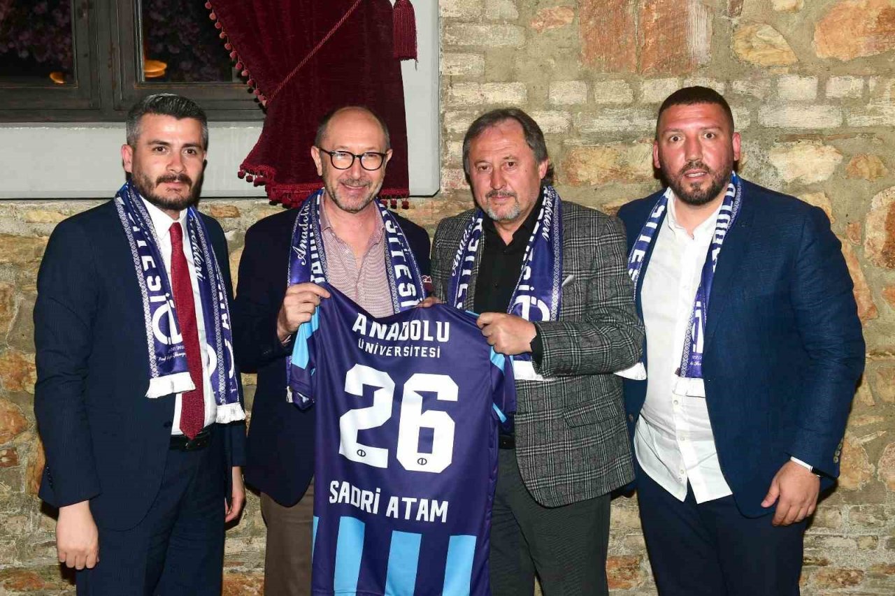 Anadolu Üniversitesi şampiyonluk pastasını kesti