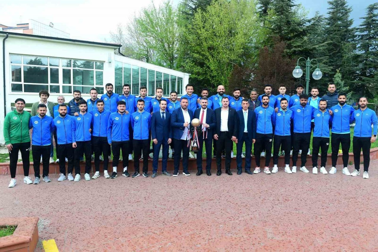 Anadolu Üniversitesi şampiyonluk pastasını kesti