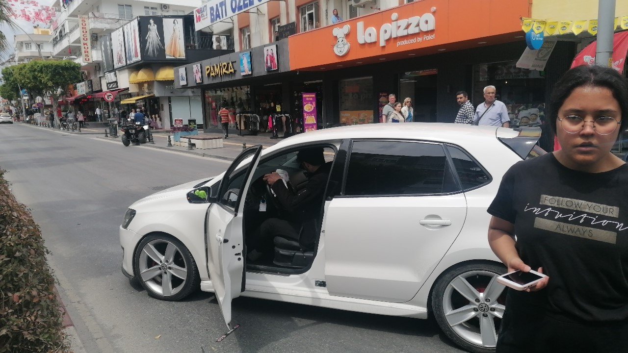 Yayalara yol veren ATV’ye hafif ticari araç çarptı: 3 yaralı