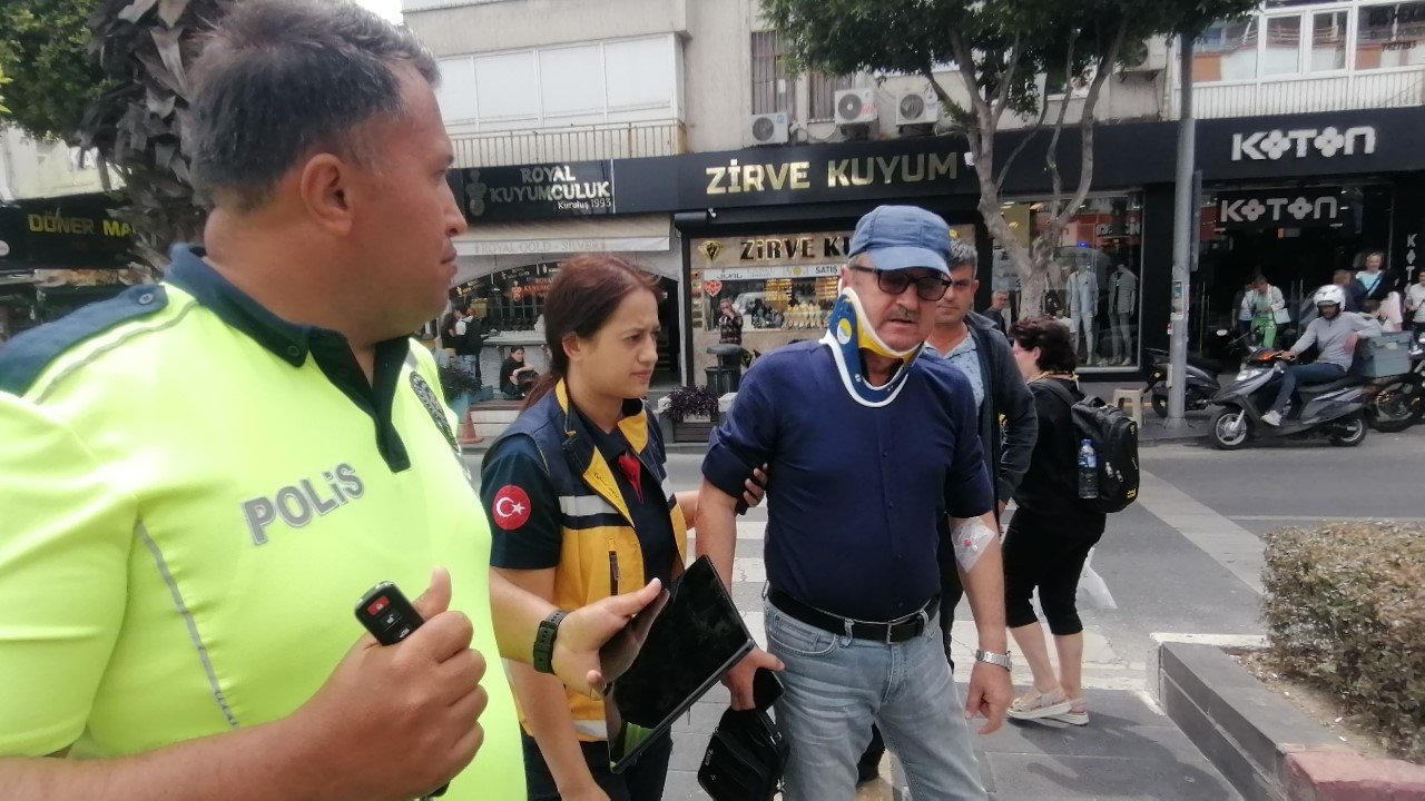 Yayalara yol veren ATV’ye hafif ticari araç çarptı: 3 yaralı