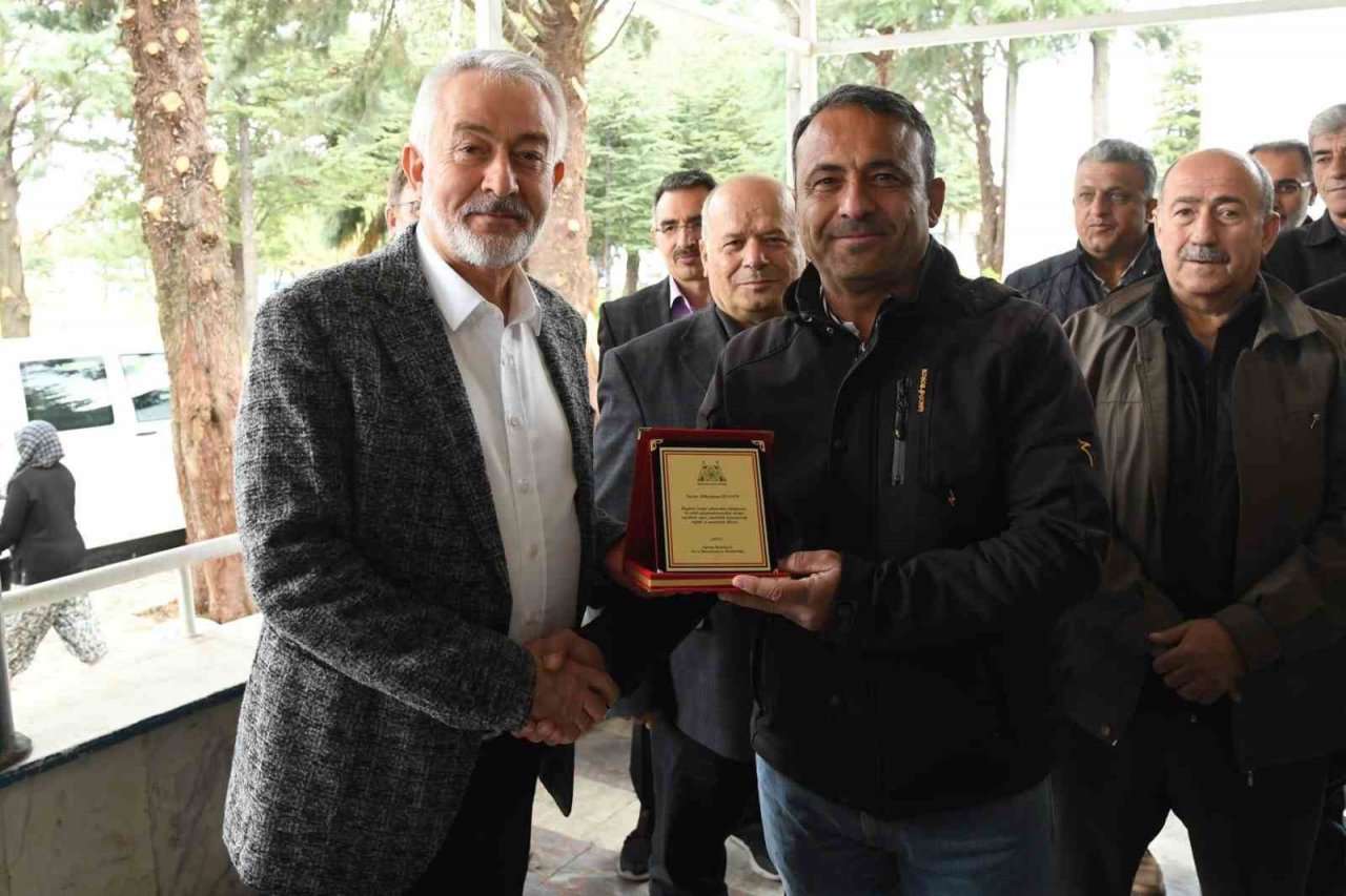 Başkan Başdeğirmen, emekliye ayrılan personellere plaket verdi