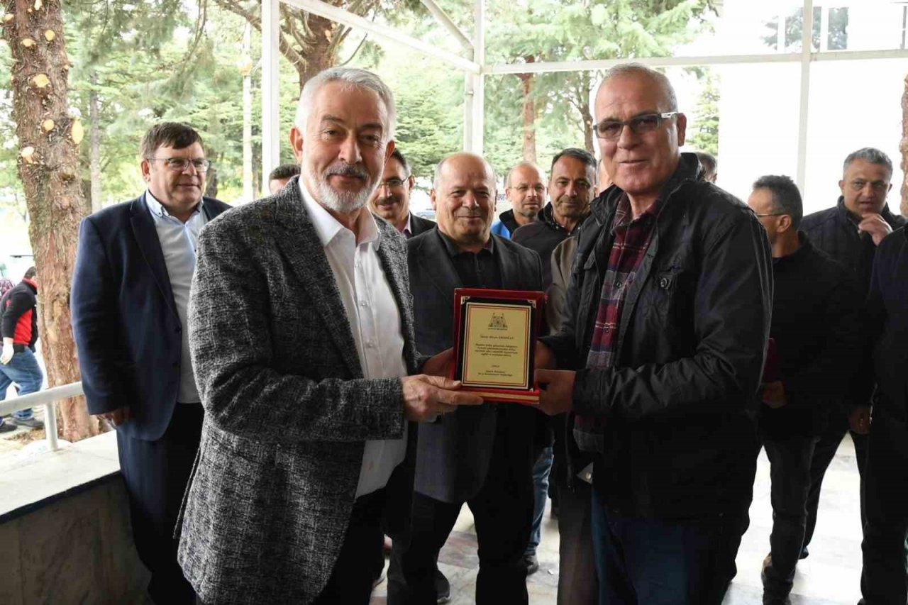 Başkan Başdeğirmen, emekliye ayrılan personellere plaket verdi