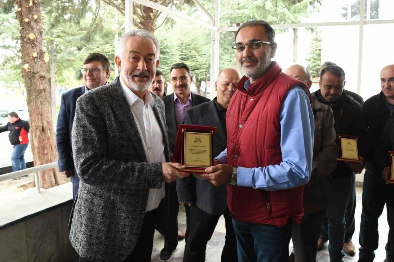 Başkan Başdeğirmen, emekliye ayrılan personellere plaket verdi