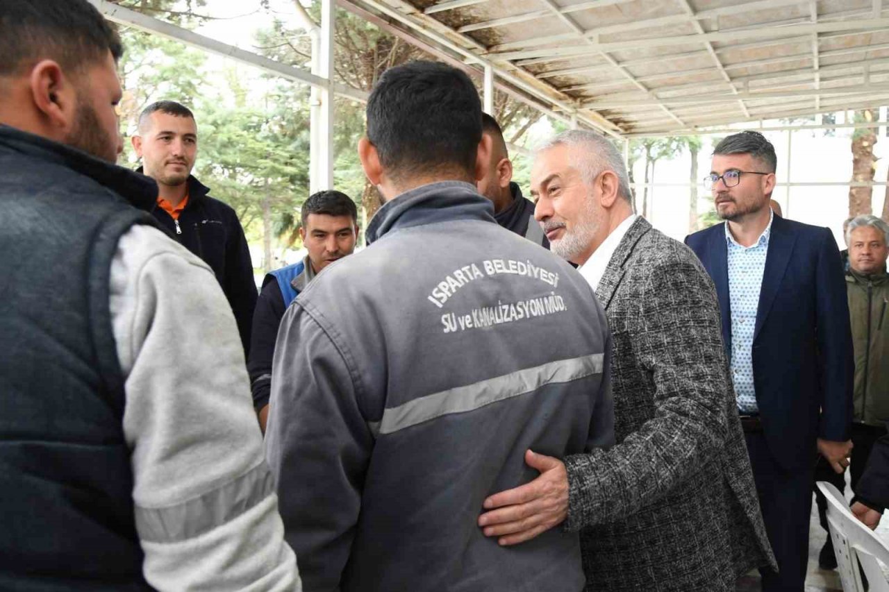 Başkan Başdeğirmen, emekliye ayrılan personellere plaket verdi
