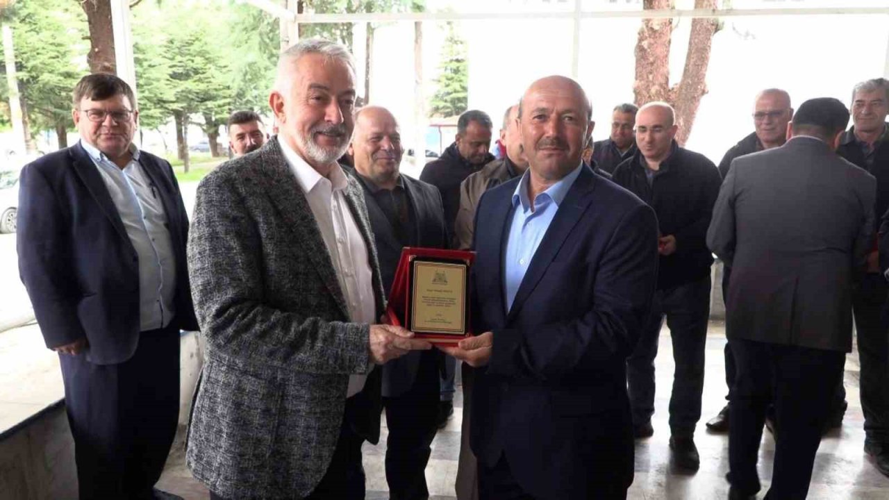 Başkan Başdeğirmen, emekliye ayrılan personellere plaket verdi