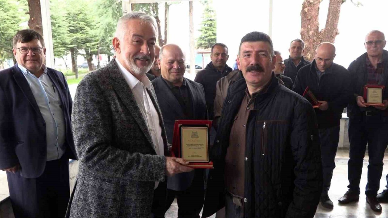 Başkan Başdeğirmen, emekliye ayrılan personellere plaket verdi