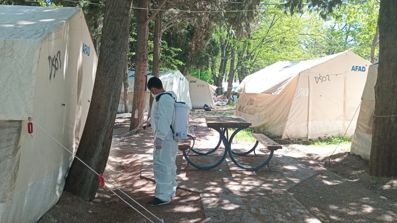 Kahramanmaraş’ta geçici barınma merkezlerini dezenfekte ediliyor