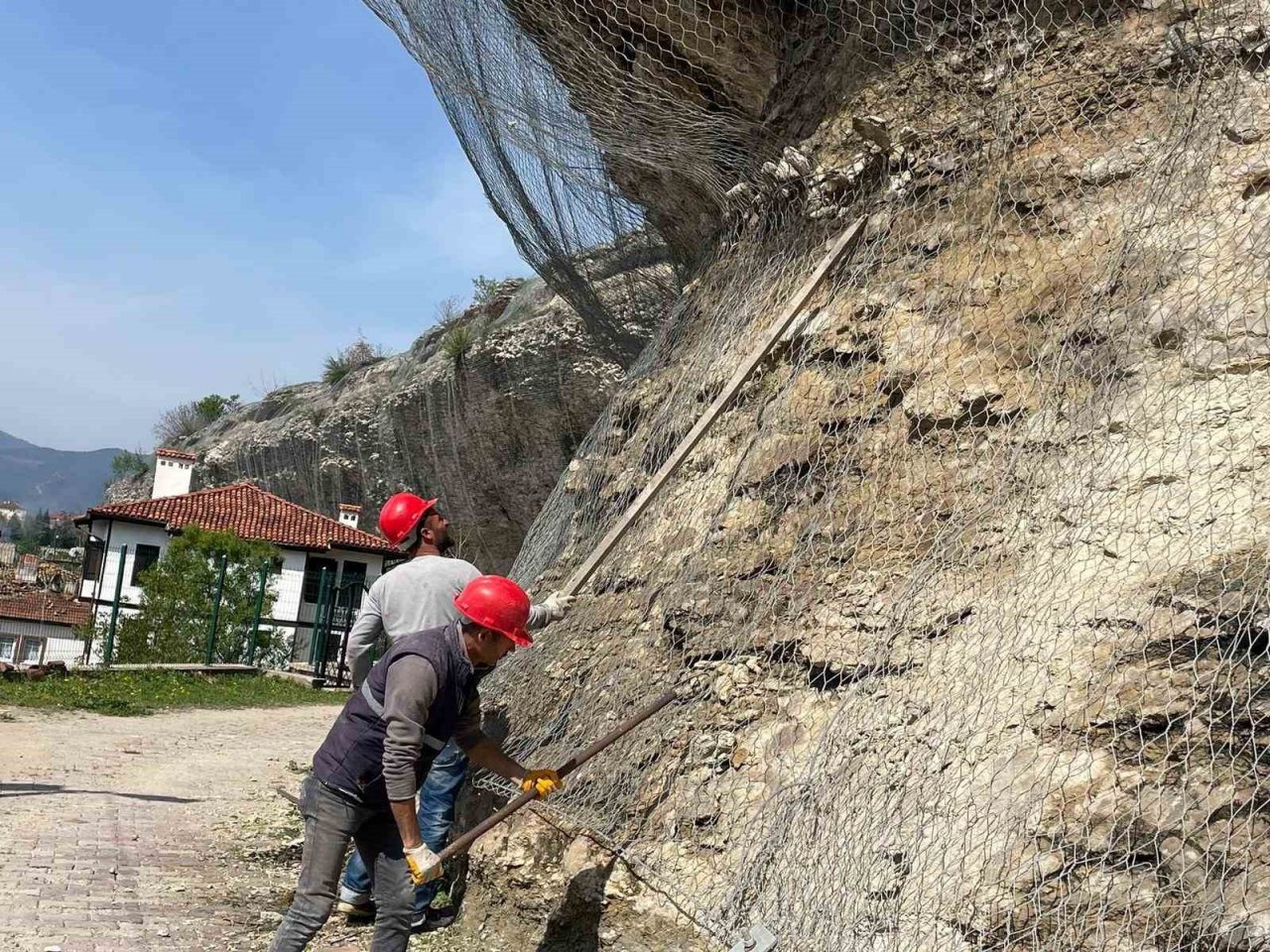 Safranbolu’da kayalıklarda önlem alındı