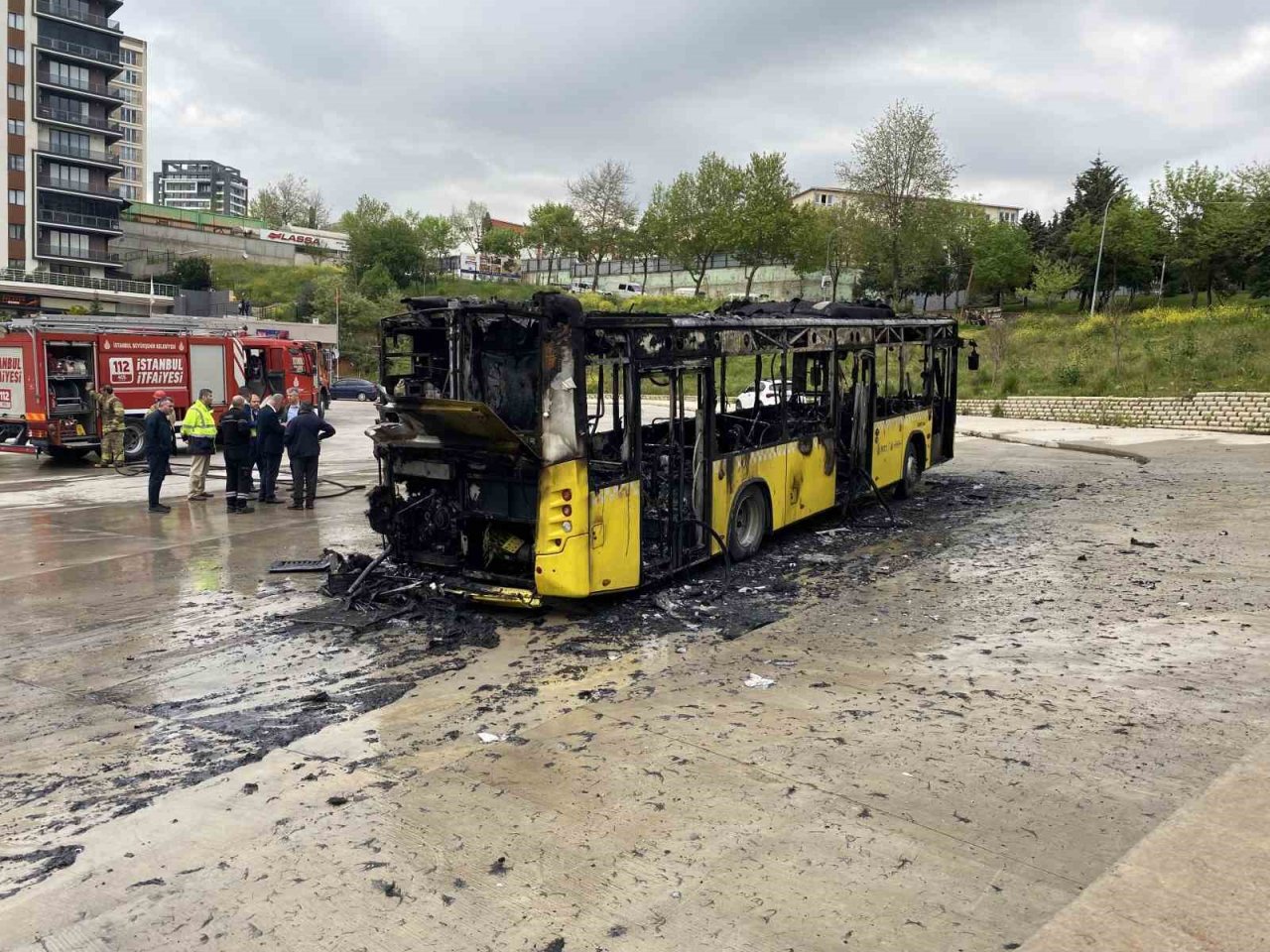 Kartal’da park halindeki İETT otobüsü alev alev yandı