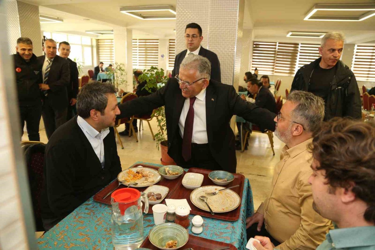 Başkan Büyükkılıç, yemekhanede personel ve vatandaş ile buluştu
