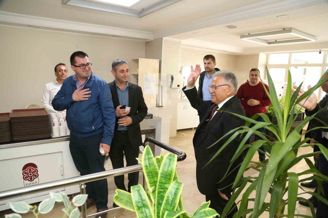 Başkan Büyükkılıç, yemekhanede personel ve vatandaş ile buluştu