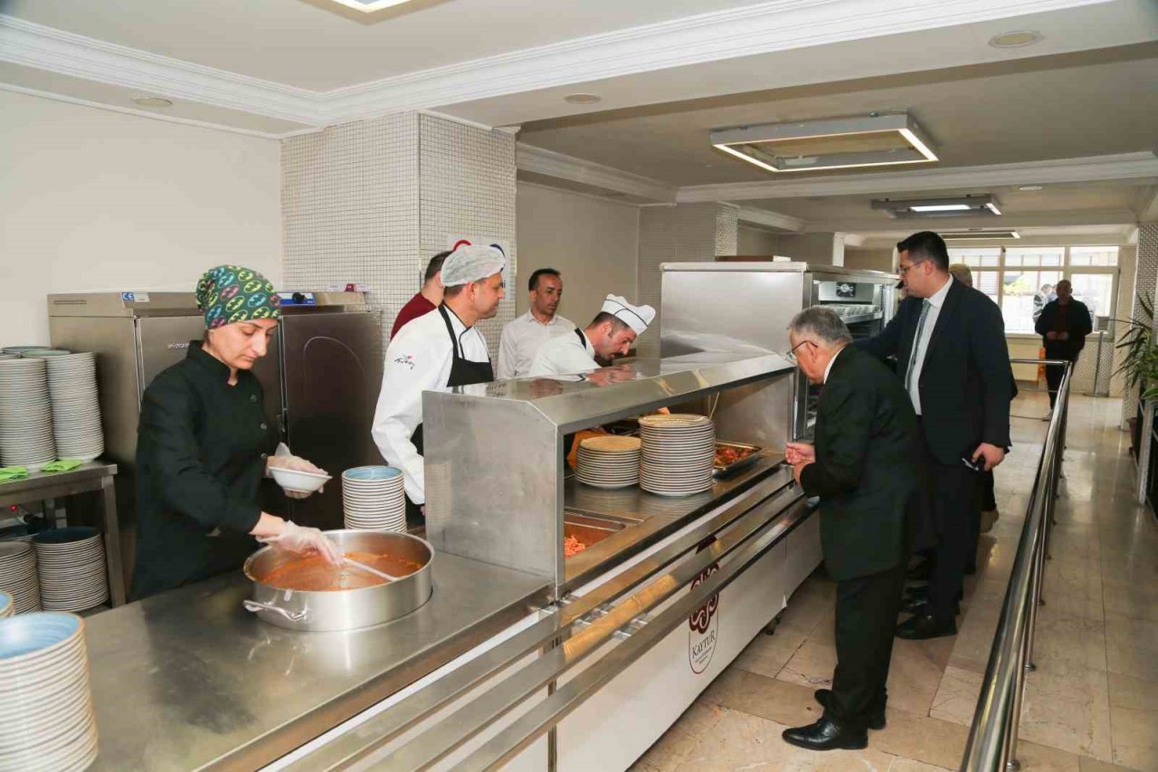 Başkan Büyükkılıç, yemekhanede personel ve vatandaş ile buluştu