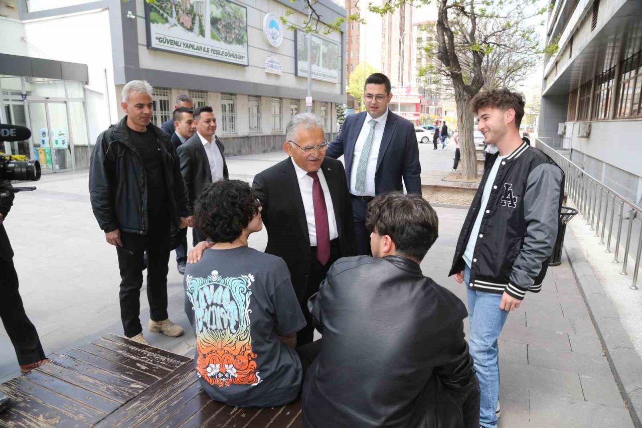 Başkan Büyükkılıç, yemekhanede personel ve vatandaş ile buluştu