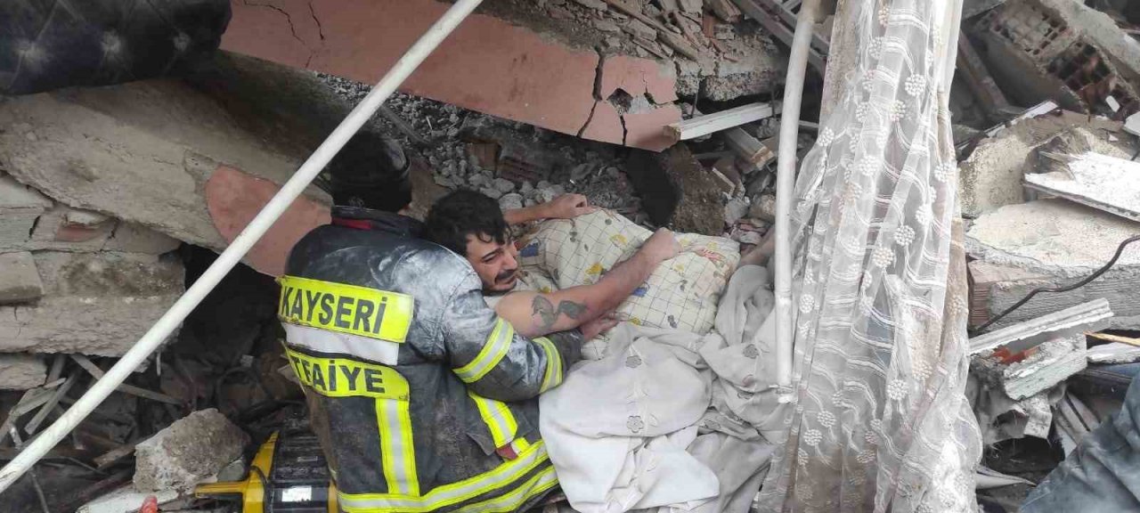 Cumhurbaşkanı Erdoğan’dan Kayseri Büyükşehir İtfaiyesi’ne devlet üstün fedakârlık madalyası