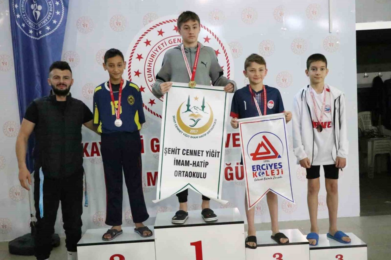 Minik yüzücüler madalyaya kulaç attı