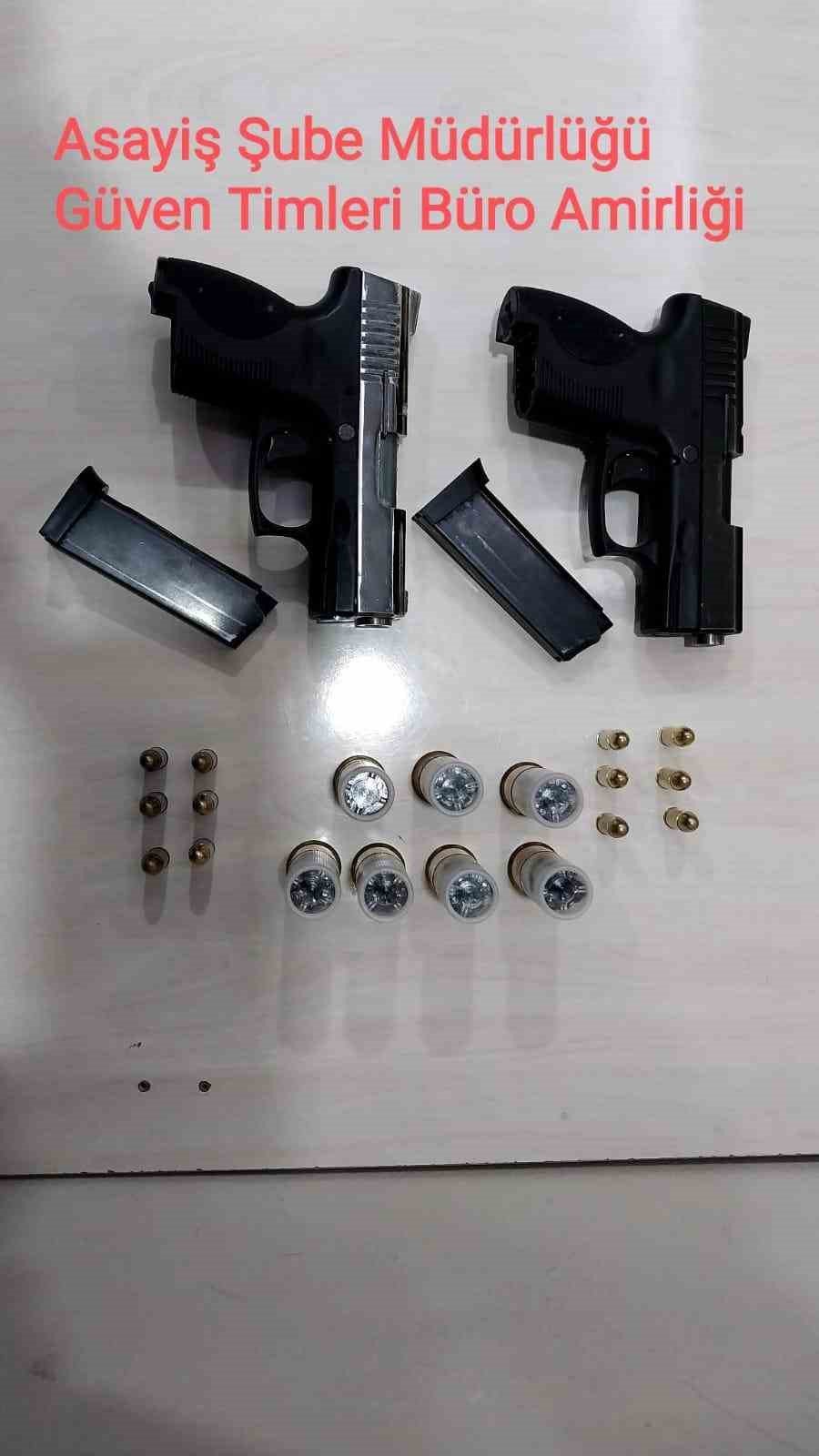 Aracın motor kısmına zulalanan uyuşturucu maddeler güven timlerinden kaçmadı