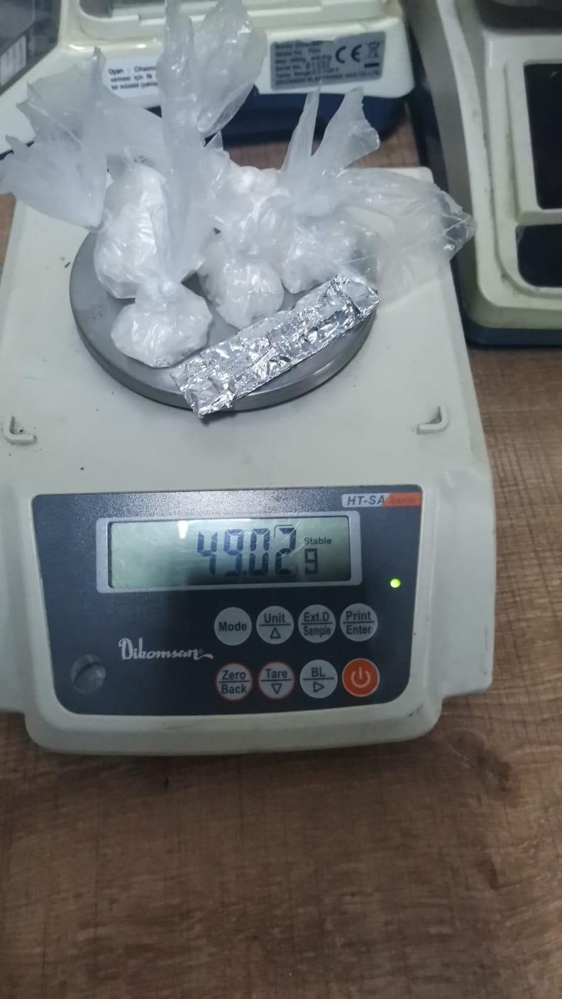 Aracın motor kısmına zulalanan uyuşturucu maddeler güven timlerinden kaçmadı