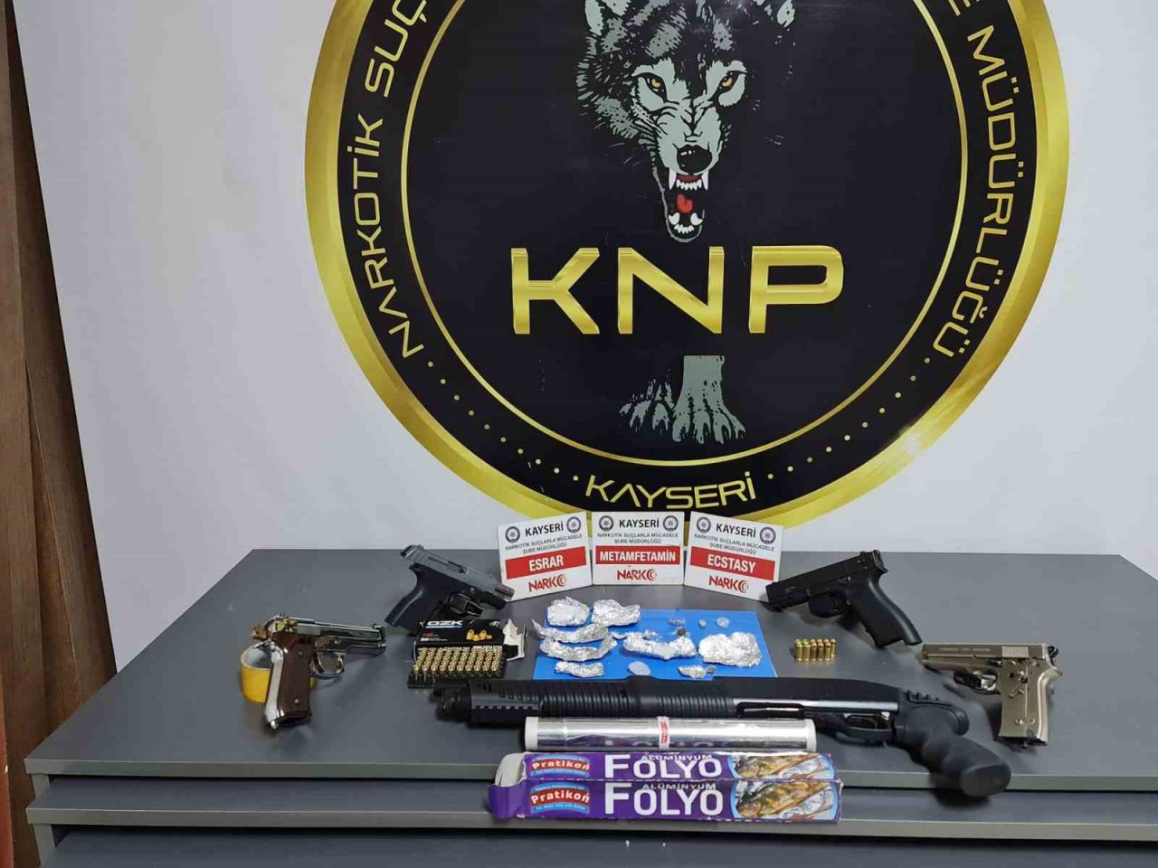 Zehir tacirleri polisten kaçamadı