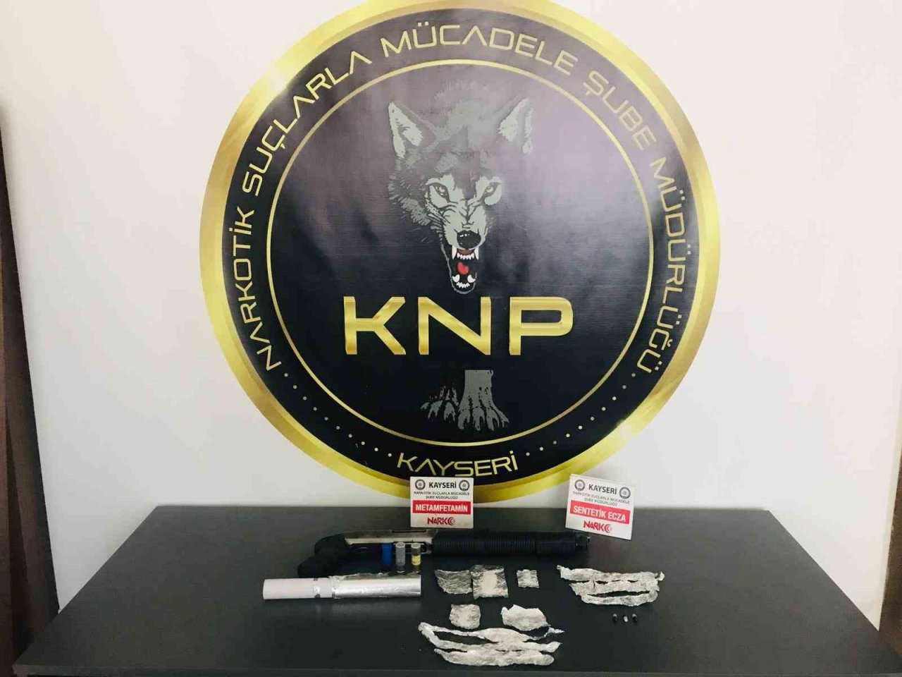 Zehir tacirleri polisten kaçamadı