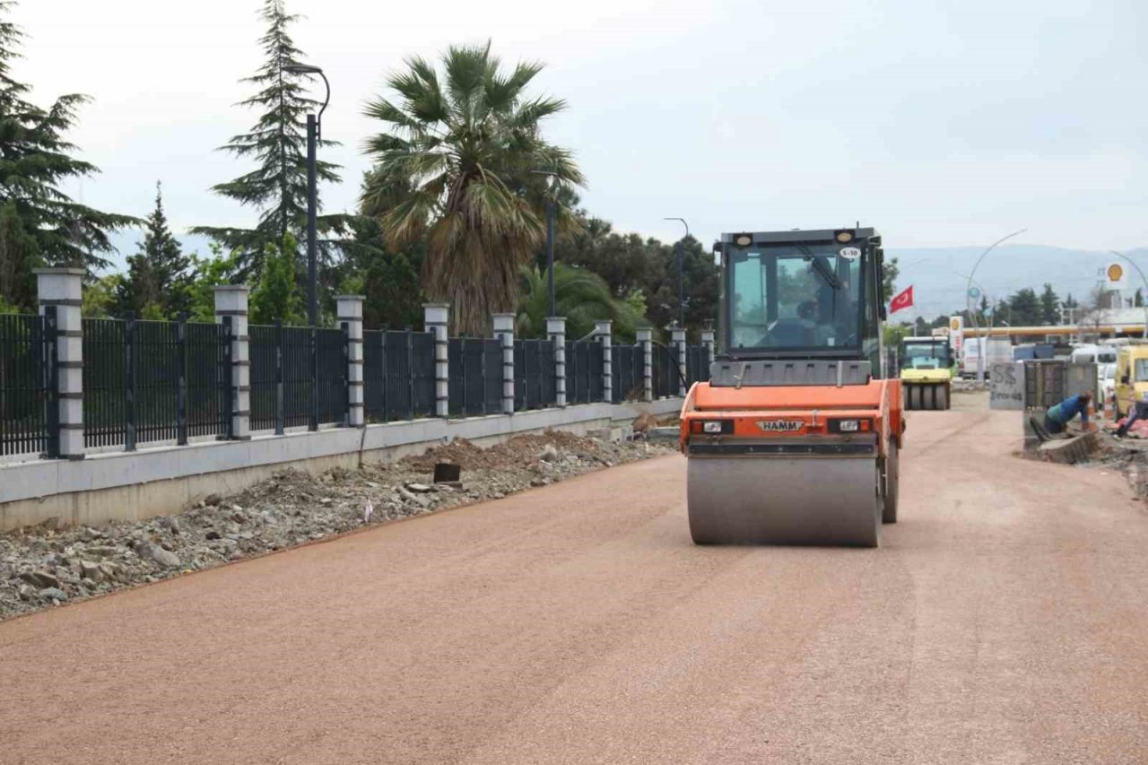 Derince Millet Bahçesi çevresine asfalt ve yaya kaldırımı