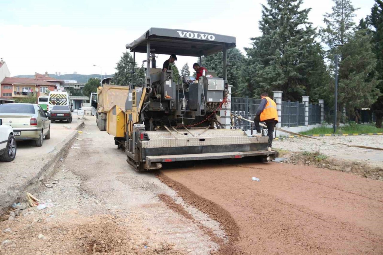 Derince Millet Bahçesi çevresine asfalt ve yaya kaldırımı