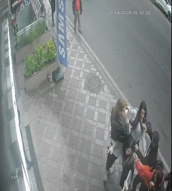 Kentin göbeğinde bıçaklı kavga: Kızlı erkekli iki grup birbirine girdi, 3 kişi yaralandı