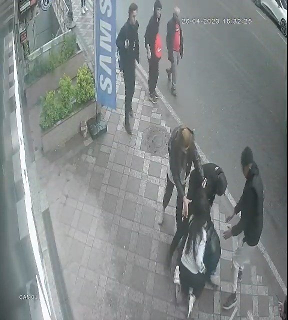 Kentin göbeğinde bıçaklı kavga: Kızlı erkekli iki grup birbirine girdi, 3 kişi yaralandı