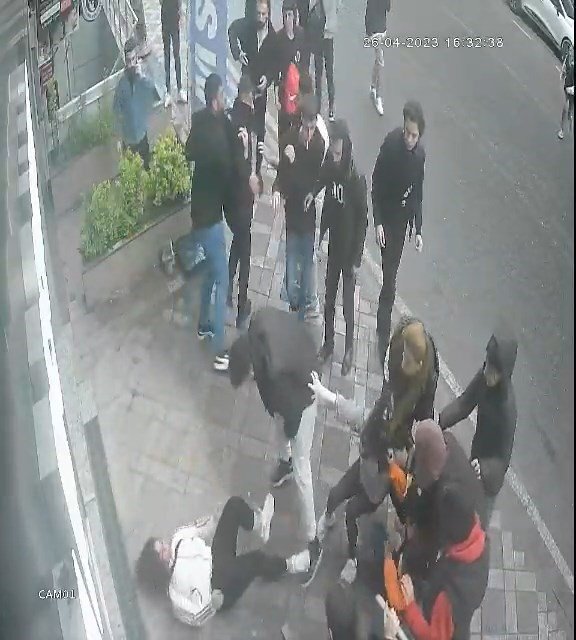 Kentin göbeğinde bıçaklı kavga: Kızlı erkekli iki grup birbirine girdi, 3 kişi yaralandı