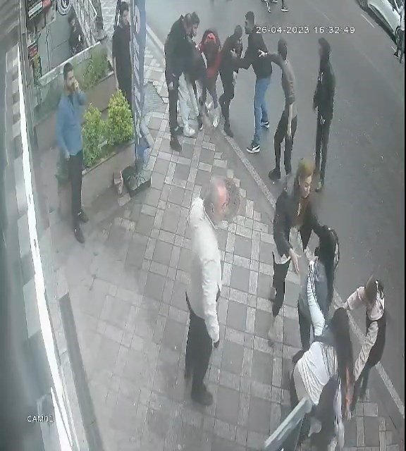 Kentin göbeğinde bıçaklı kavga: Kızlı erkekli iki grup birbirine girdi, 3 kişi yaralandı