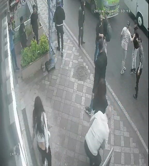 Kentin göbeğinde bıçaklı kavga: Kızlı erkekli iki grup birbirine girdi, 3 kişi yaralandı