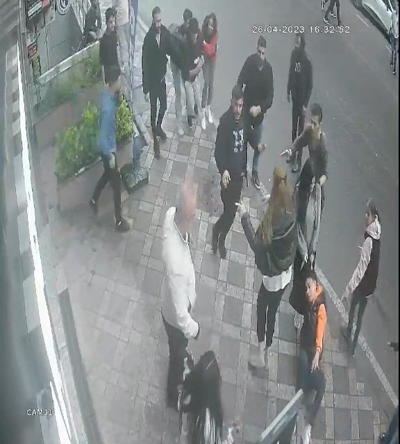 Kentin göbeğinde bıçaklı kavga: Kızlı erkekli iki grup birbirine girdi, 3 kişi yaralandı