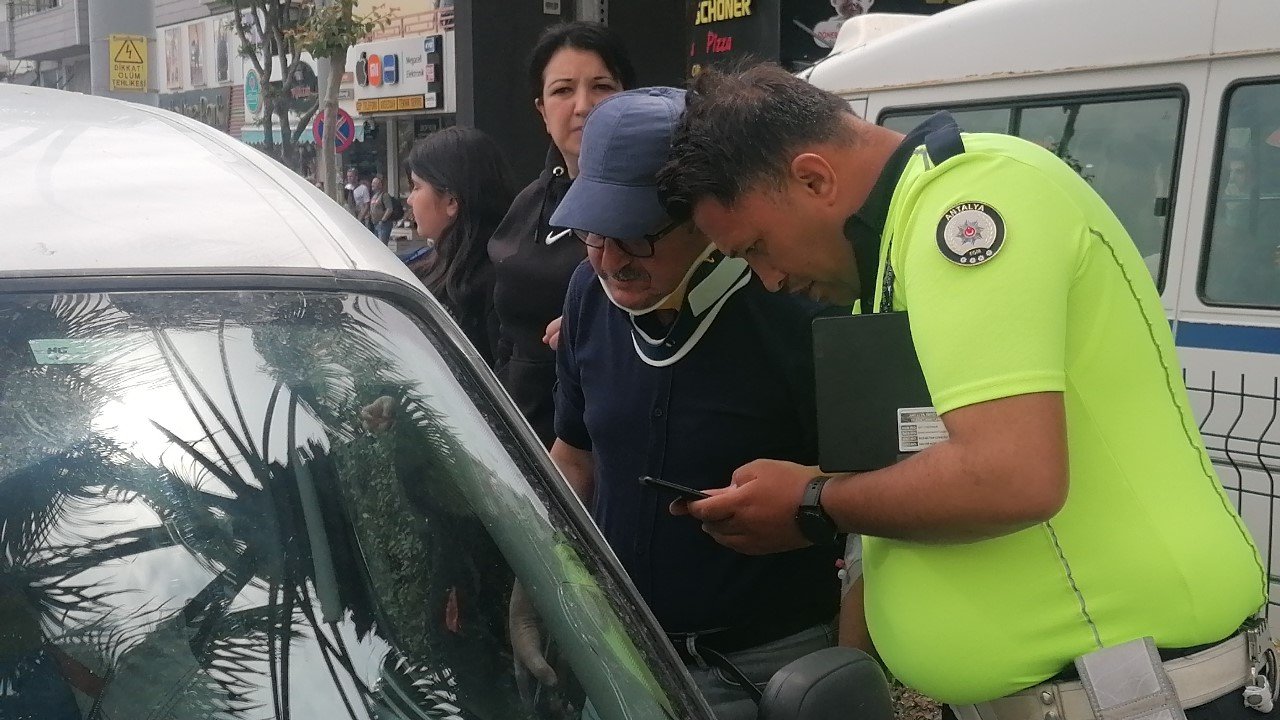 Yayalara yol veren ATV’ye hafif ticari araç çarptı: 3 yaralı