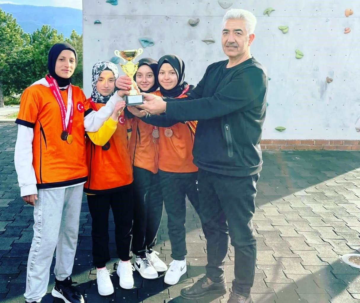 Köprüören Tek Termik Ortaokulu “Spor Tırmanışı" dalında 5 kupa, 20 madalya kazandı
