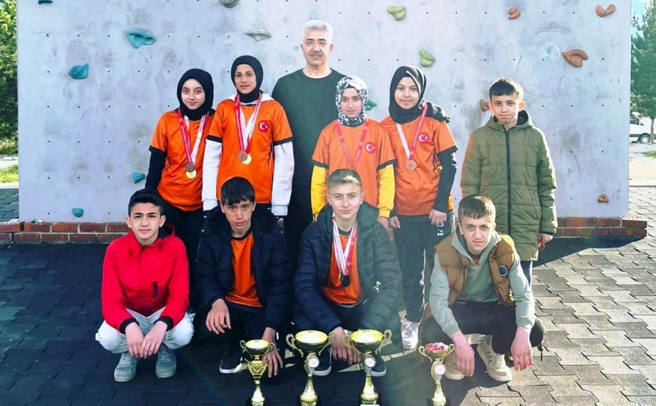Köprüören Tek Termik Ortaokulu “Spor Tırmanışı" dalında 5 kupa, 20 madalya kazandı