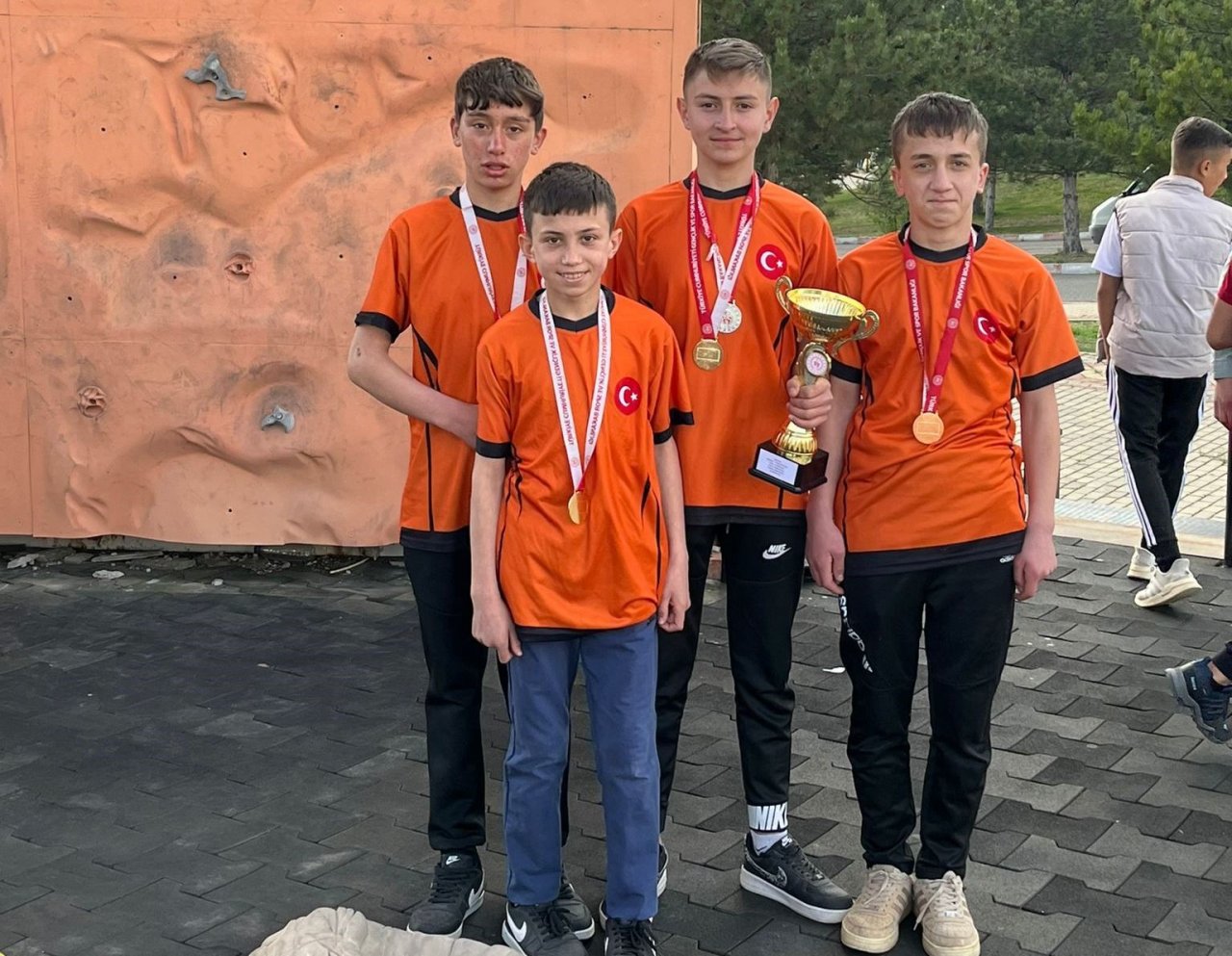 Köprüören Tek Termik Ortaokulu “Spor Tırmanışı" dalında 5 kupa, 20 madalya kazandı