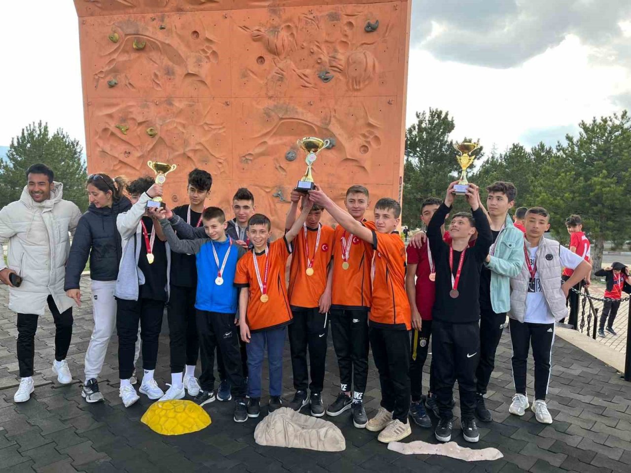 Köprüören Tek Termik Ortaokulu “Spor Tırmanışı" dalında 5 kupa, 20 madalya kazandı