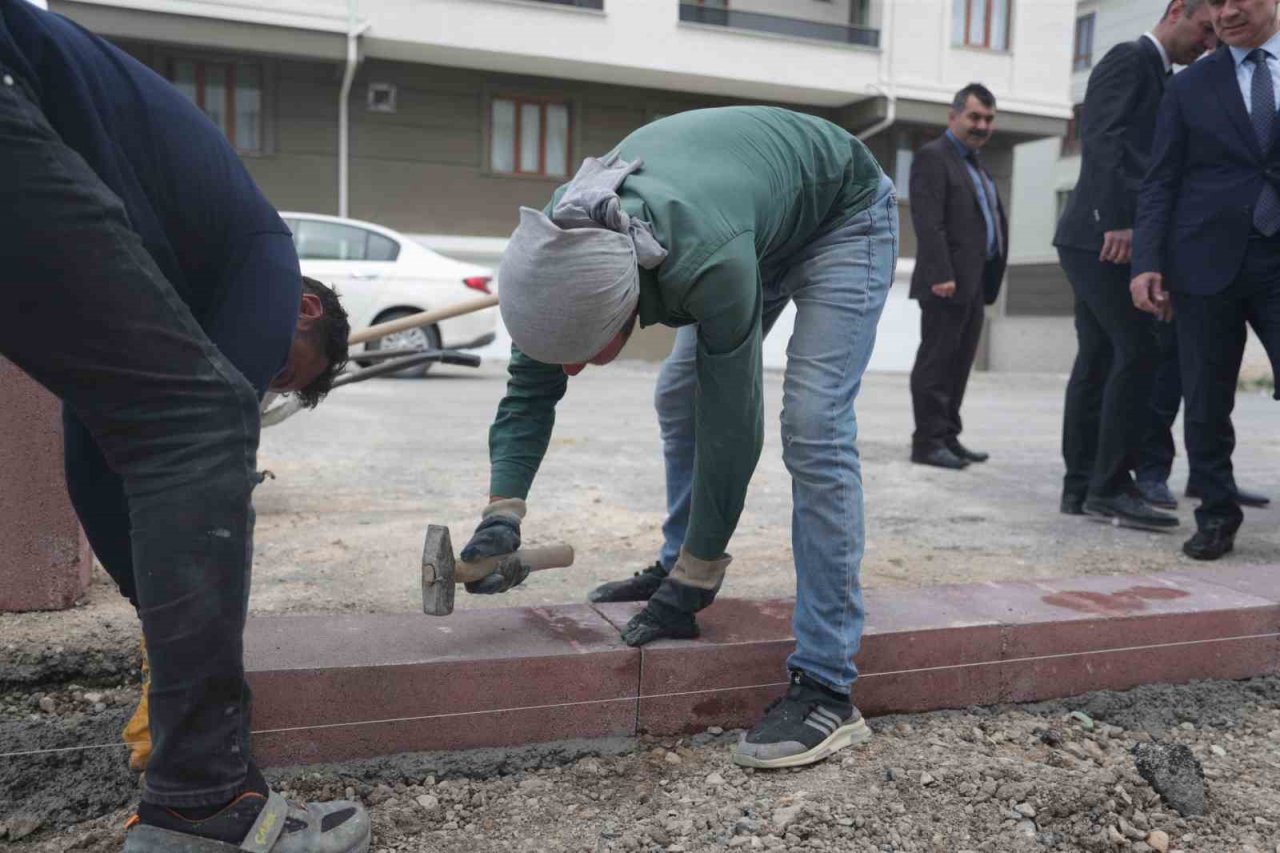 Kütahya’nın Dumlupınar Mahallesi’nde kaldırım çalışması