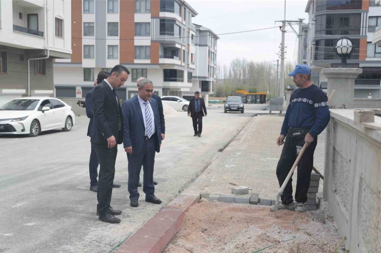 Kütahya’nın Dumlupınar Mahallesi’nde kaldırım çalışması