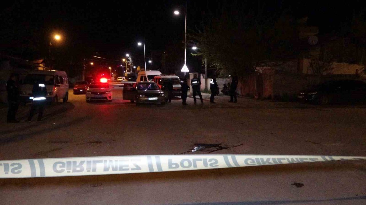 Evinin önünde silahlı saldırıya uğradı